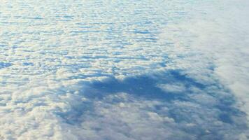 aéreo Visão do nuvens a partir de avião video