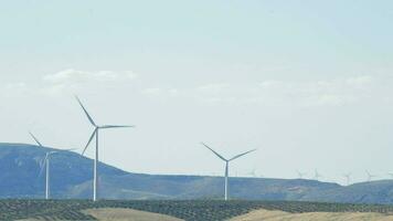 Wind Turbinen von verlängerbar Energie rotierend im das Berg mit Blau Himmel video