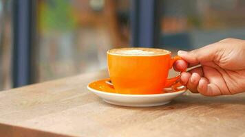 mulheres mão escolher laranja cor café copo em madeira mesa video