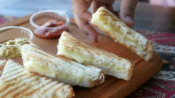 hand- plukken geroosterd brood met geroosterd brood plakjes, video