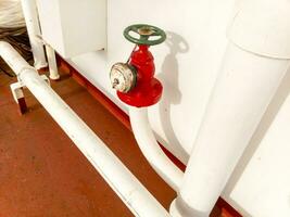manual apagar válvula de el toma de corriente tubo de el agua suministro línea de el lucha contra incendios sistema foto