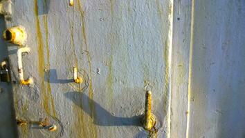 antiguo pintado puertas con huellas de óxido. el puerta a el almacenamiento habitación. foto