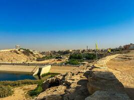 un hermosa tiempo de día ver de cauce namar represa en riyadh , saudi arabia el agua de el represa y el rodeando colinas son presentación un hermosa escena en el luz de sol. foto