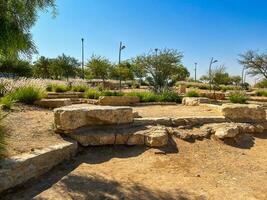 público parilla sitio en un cauce namar parque riyadh . el Roca bloquear permite personas a parrilla comida al aire libre. fuego sitio para un barbacoa fiesta. foto