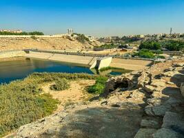 un hermosa tiempo de día ver de cauce namar represa en riyadh , saudi arabia el agua de el represa y el rodeando colinas son presentación un hermosa escena en el luz de sol. foto