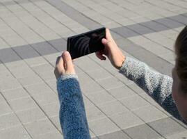 un teléfono inteligente es en el manos de un mujer. comunicación utilizando un teléfono inteligente foto