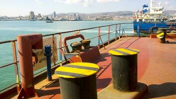 amarradero noray en el cubiertas de un industrial puerto marítimo. foto