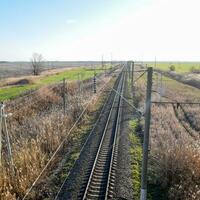 trama ferrocarril. parte superior ver en el rieles Alto voltaje poder líneas para eléctrico trenes foto