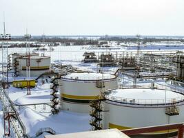 tanques con petróleo poseído petróleo empresa Rosneft. foto