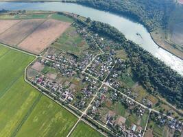 parte superior ver de el pequeño aldea. aerofotografía encima el pueblo foto