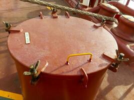 el escotilla en el ventilación en el cubierta de el barco. Cerraduras en el escotilla foto