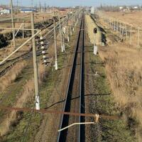 trama ferrocarril. parte superior ver en el rieles Alto voltaje poder líneas para eléctrico trenes foto