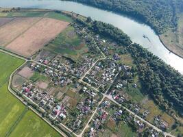 parte superior ver de el pequeño aldea. aerofotografía encima el pueblo foto