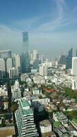 panorama de grattes ciels dans centre ville Bangkok, Thaïlande video