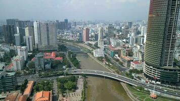 tráfego em a ponte dentro a Centro do ho chi minh cidade dentro Vietnã video