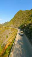 camión conducción en escénico montaña la carretera en el decir ah giang bucle, norte Vietnam video