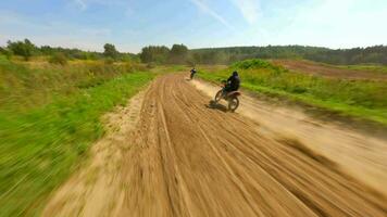 fpv de cavaliers sur motocross Piste dans lent mouvement video