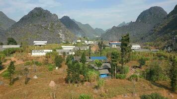 aéreo Visão do montanha étnico Vila em a ha giang ciclo dentro norte Vietnã video