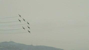 ensemble de avions performant acrobaties dans salon de l'aéronautique video