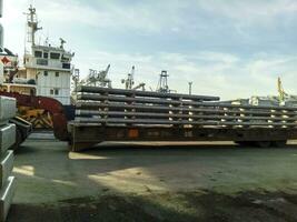 el metal varillas doblada en el Puerto sitio para exportar. temporal almacenamiento en el Puerto de crudo materiales Puerto carga y grúas foto