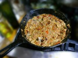 saltear de rojo campana pimientos y jalapeños y anchoas con refritos refritos frijoles en un Seattle cocina foto