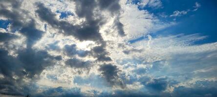 claro y sereno cielo, suave nubes pintura un celestial fotografía. el tranquilo belleza de el atmósfera a mejorar tu proyectos compra esta celestial imagen a inspirar y cautivar foto