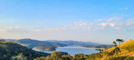 sereno lago en el montañas de Brasil lozano y tranquilo configuración, natural belleza ese encanta. realce tu creatividad con esta maravilloso ver foto