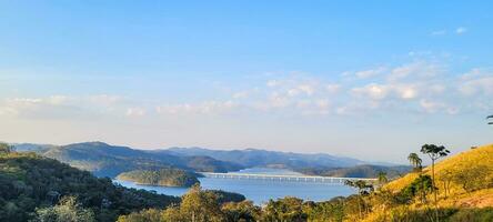 sereno lago en el montañas de Brasil lozano y tranquilo configuración, natural belleza ese encanta. realce tu creatividad con esta maravilloso vista. foto