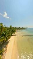 filmisch fpv Drohne Flug Über tropisch Strand auf Paradies Insel im Thailand. video