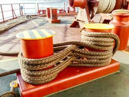 amarradero noray en el cubiertas de un industrial puerto marítimo. foto