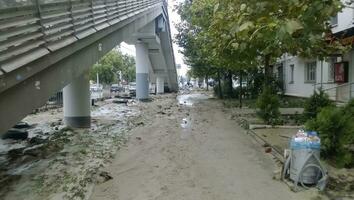 Consecuencias de el mas fuerte aguacero en el ciudad de novorossiysk. alboroto de el elementos. barro depósitos en el calles foto