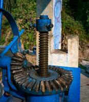 dry grease on large gears with high thread axles photo