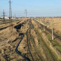 trama ferrocarril. parte superior ver en el rieles Alto voltaje poder líneas para eléctrico trenes foto