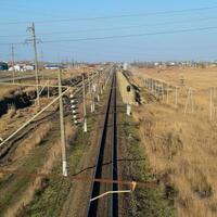 trama ferrocarril. parte superior ver en el rieles Alto voltaje poder líneas para eléctrico trenes foto