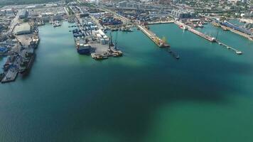 industrial puerto marítimo, parte superior vista. Puerto grúas y carga buques y barcazas. foto