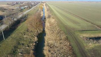 el canal de el inferior nivel de el irrigación sistema de campos. infraestructura para el cultivo de arroz foto