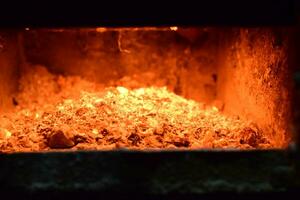 caliente carbones en el estufa foto