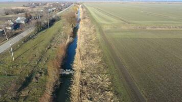 el canal de el inferior nivel de el irrigación sistema de campos. infraestructura para el cultivo de arroz foto