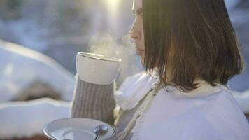 glacial Matin fille les boissons chaud thé à l'extérieur proche en haut dans lent mouvement video