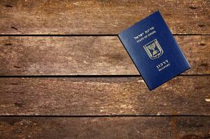 Israel pasaporte en el mesa foto