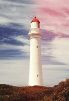 antiguo faro de cerca en puesta de sol foto