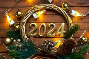 contento nuevo año de madera números 2024 en acogedor festivo marrón de madera antecedentes con lentejuelas, nieve, luces de guirnaldas saludos, tarjeta postal. calendario, cubrir foto