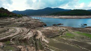 acerado fantasma pueblo emerge desde agrietado tierra, sequía en Galicia aéreo ver video