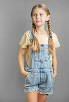 retrato de un sonriente pequeño niña con rubio pelo foto