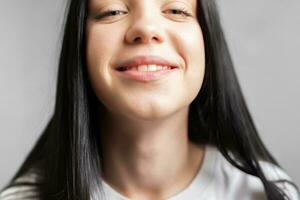 retrato de un sonriente joven muchacha. foto