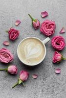 redondo marco de rosado rosas y taza de café foto