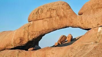 arco a Spitzkoppe a amanecer foto