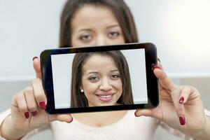 africano americano bonito mujer tomar un selfie con inteligente teléfono foto