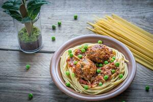 Turquía albóndigas con pasta y Fresco chícharos foto