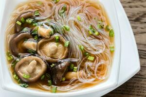 cuenco de shiitake sopa en el de madera mesa foto